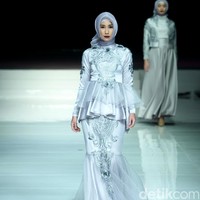 Koleksi terbaru dari Ayu Dyah Andari dengan mengangkat tema La Salvia diJakarta Fashion & FOod Festival 2017. Ballroom Hotel Haris Lt.5, Kelapa Gading. Jakarta. [Foto: Mohammad Abduh/Wolipop]