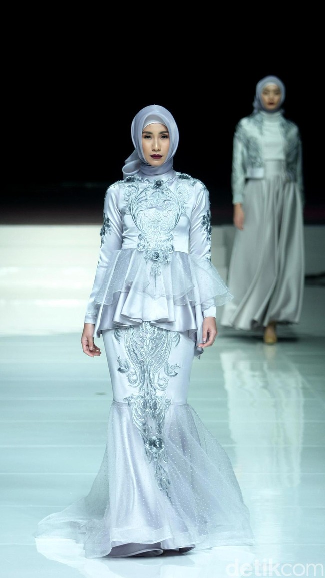 Koleksi terbaru dari Ayu Dyah Andari dengan mengangkat tema La Salvia diJakarta Fashion & FOod Festival 2017. Ballroom Hotel Haris Lt.5, Kelapa Gading. Jakarta. [Foto: Mohammad Abduh/Wolipop]