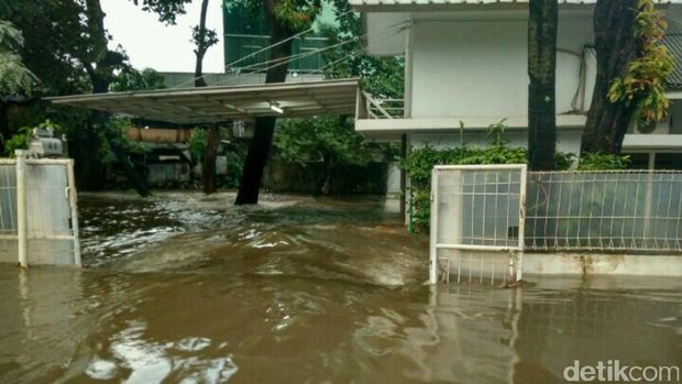 Hujan Deras, Jalan Bangka dan Pondok Karya Terendam Banjir