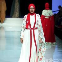 Koleksi Qonita Gholib mengangkat tema Spring Season yang terinspirasi dari bunga musim semi. di Jakarta Fashion & Food Festival 2017. Ballroom Hotel Haris. Kelapa Gading. Jakarta. [Foto: Mohamamd Abduh/Wolipop]
