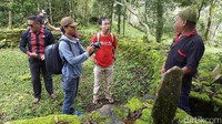 Lingkaran inti benteng disebut Sadan, yaitu tempat pertemuan para raja-raja leluhur Suku Bunak. Dalam lingkaran ini ada batu-batu yang dipasang vertikal seperti sandaran kursi tempat duduk para leluhur (Fitraya/detikTravel)