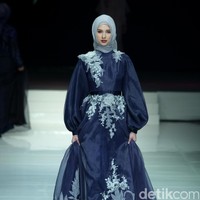 Koleksi terbaru dari Ayu Dyah Andari dengan mengangkat tema La Salvia diJakarta Fashion & FOod Festival 2017. Ballroom Hotel Haris Lt.5, Kelapa Gading. Jakarta. [Foto: Mohammad Abduh/Wolipop]