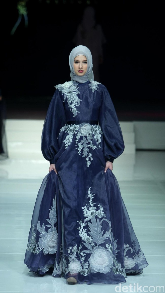 Koleksi terbaru dari Ayu Dyah Andari dengan mengangkat tema La Salvia diJakarta Fashion & FOod Festival 2017. Ballroom Hotel Haris Lt.5, Kelapa Gading. Jakarta. [Foto: Mohammad Abduh/Wolipop]