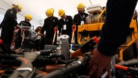 Petugas nampak menghancurkan ratusan senjata tersebut menggunakan traktor mini. REUTERS/Carlos Jasso.