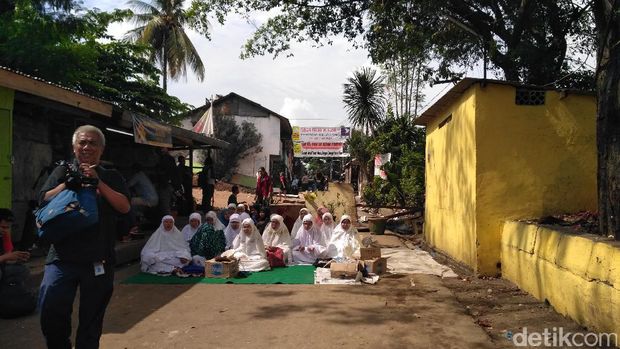 Warga Manggarai berdoa agar tak digusur.