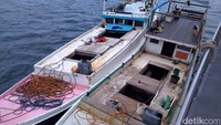 4 Kapal ikan asing yang berhasil ditangkap adalah TG 94169 TS berbobot 62 GT, nakhkoda Duong Van Hai dengan 7 ABK, TG 94916 TS bobot 43 GT, nakhkoda Phan Van Thao (7 ABK), TG 91705 TS bobot 30 GT, nakhkoda Phamnhut Giang (6 ABK), dan TG 93395 TS bobot 34 GT, nakhkoda Nguyen Thanh Tuan dengan 7 ABK. Pool/Humas Bakamla RI.