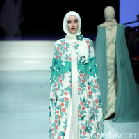 Koleksi Qonita Gholib mengangkat tema Spring Season yang terinspirasi dari bunga musim semi. di Jakarta Fashion & Food Festival 2017. Ballroom Hotel Haris. Kelapa Gading. Jakarta. [Foto: Mohamamd Abduh/Wolipop]