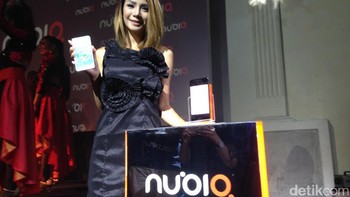 M2 punya kamera ganda 13 MP dan kamera depan 16 MP. Foto: detikINET/Agus Tri Haryanto