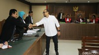 Penyerahan uang kepada Andi dilakukan beberapa tahap. Salah satunya di pinggir jalan di dekat komplek DPR di Kalibata, Jakarta Selatan.