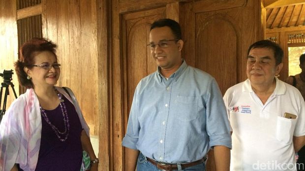 Relawan datang ke rumah Anies / 