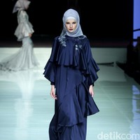 Koleksi terbaru dari Ayu Dyah Andari dengan mengangkat tema La Salvia diJakarta Fashion & FOod Festival 2017. Ballroom Hotel Haris Lt.5, Kelapa Gading. Jakarta. [Foto: Mohammad Abduh/Wolipop]