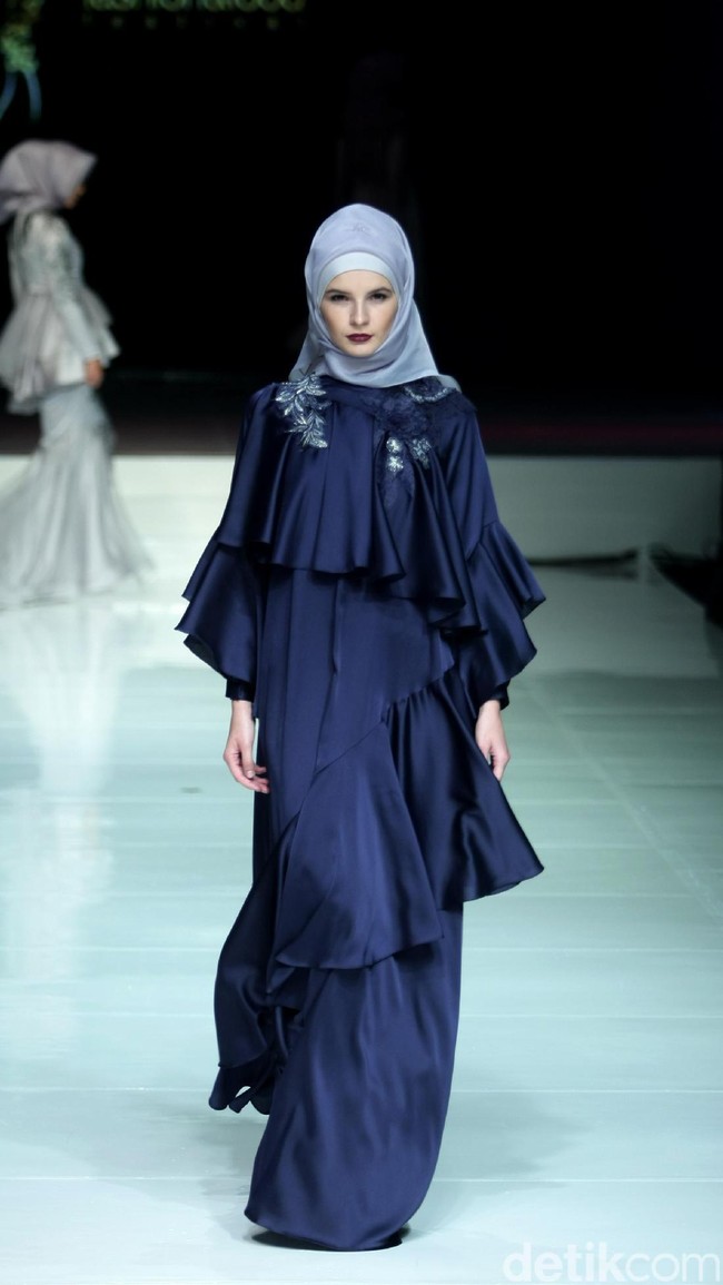 Koleksi terbaru dari Ayu Dyah Andari dengan mengangkat tema La Salvia diJakarta Fashion & FOod Festival 2017. Ballroom Hotel Haris Lt.5, Kelapa Gading. Jakarta. [Foto: Mohammad Abduh/Wolipop]