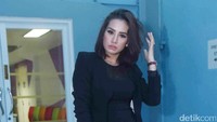 Ia pun terlihat sensual dengan posenya itu. Pool/Noel/detikFoto.