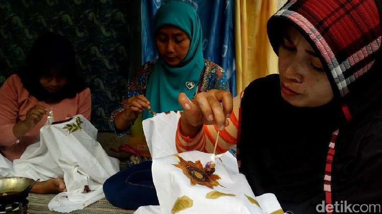 Keindahan Batik Jumput Surya Majapahit Khas Mojokerto Keindahan Batik Jumput Surya Majapahit Khas Mojokerto