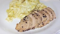 Salah satu menu yang patut dicoba adalah Creamy Garlic Chicken. Fettucine berbalut saus krim putih dengan topping dada ayam panggang bertabur lada hitam.