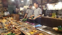 Pelayanan yang ramah, serta suasana yang nyaman membuat kafe ini digandrungi kawula muda di Solo. Pengunjung ramai silih berganti memnuhi kafe ini. Kamu yang liburan ke Solo bisa juga mampir lho (Wahyu/detikTravel)