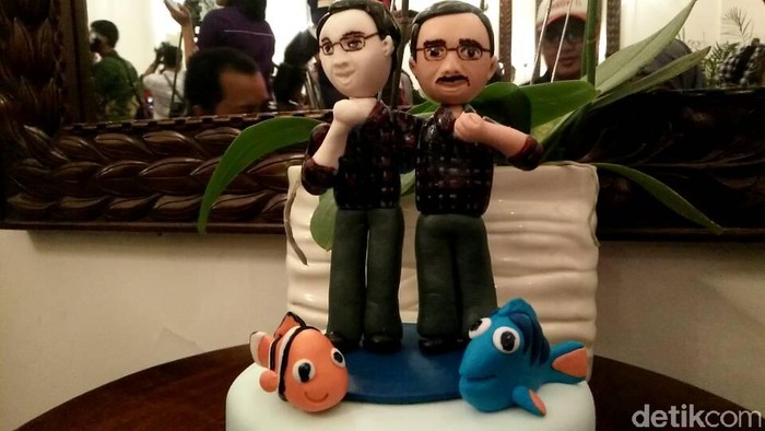 Ahok Dapat Kue Miniatur Dirinya dan Ikan Nemo dari Warga