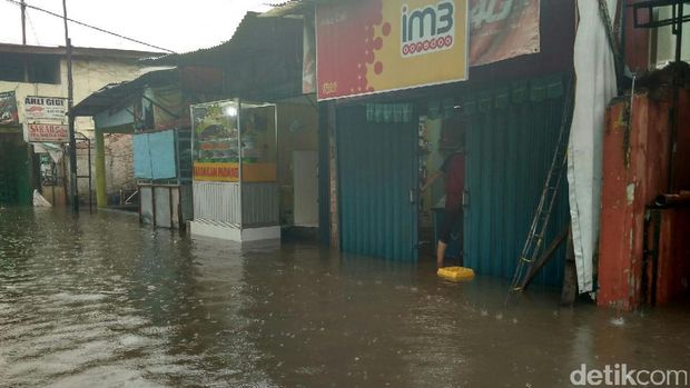Banjir Landa Kemang Utara, Kendaraan Tak Bisa Melintas 