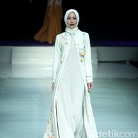 Koleksi Qonita Gholib mengangkat tema Spring Season yang terinspirasi dari bunga musim semi. di Jakarta Fashion & Food Festival 2017. Ballroom Hotel Haris. Kelapa Gading. Jakarta. [Foto: Mohamamd Abduh/Wolipop]