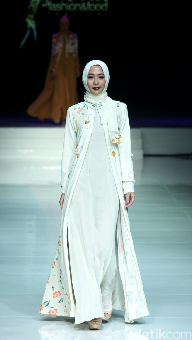 Koleksi Qonita Gholib mengangkat tema Spring Season yang terinspirasi dari bunga musim semi. di Jakarta Fashion & Food Festival 2017. Ballroom Hotel Haris. Kelapa Gading. Jakarta. [Foto: Mohamamd Abduh/Wolipop]