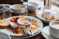 Apakah Pelayan Restoran Pernah Memakan Sisa Makanan di Piring Tamu? 