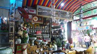 Bahkan bagian kasirnya sudah serupa toko suvenir atau kerajian tangan. Beberapa ornamen ini dijual juga, seperti celengan badut dari Taiwan (Wahyu/detikTravel)