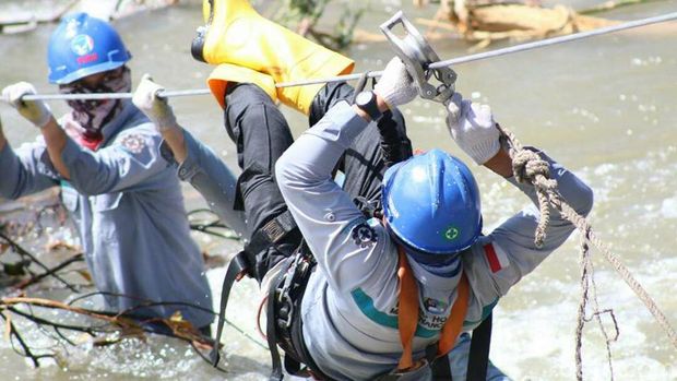 Petugas PLN benahi tower listrik roboh Sulteng