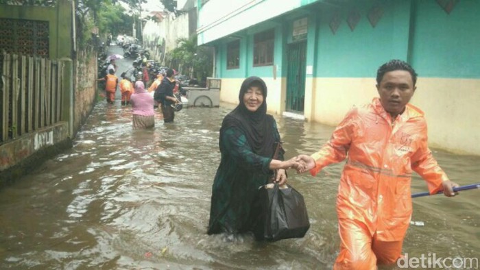Banjir 1 Meter Rendam Petogogan, Petugas PPSU Evakuasi Warga