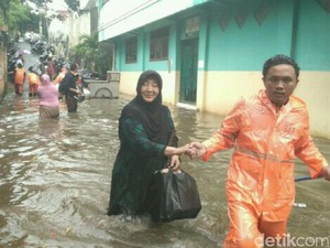 Banjir 1 Meter Rendam Petogogan, Petugas PPSU Evakuasi Warga
