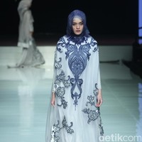 Koleksi terbaru dari Ayu Dyah Andari dengan mengangkat tema La Salvia diJakarta Fashion & FOod Festival 2017. Ballroom Hotel Haris Lt.5, Kelapa Gading. Jakarta. [Foto: Mohammad Abduh/Wolipop]