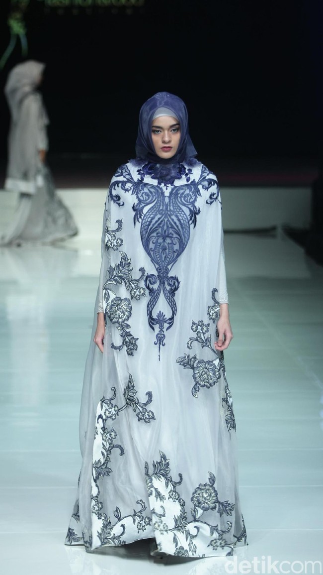 Koleksi terbaru dari Ayu Dyah Andari dengan mengangkat tema La Salvia diJakarta Fashion & FOod Festival 2017. Ballroom Hotel Haris Lt.5, Kelapa Gading. Jakarta. [Foto: Mohammad Abduh/Wolipop]