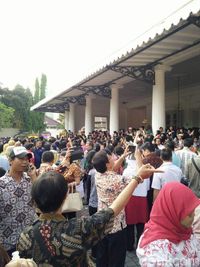 Balaikota Kebanjiran Warga dan Karangan Bunga untuk Ahok