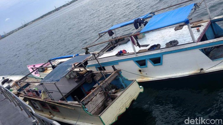 14 Kapal Pencuri Ikan dari Vietnam Ditangkap di Natuna 14 Kapal Pencuri Ikan dari Vietnam Ditangkap di Natuna