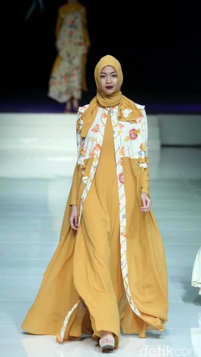 Koleksi Qonita Gholib mengangkat tema Spring Season yang terinspirasi dari bunga musim semi. di Jakarta Fashion & Food Festival 2017. Ballroom Hotel Haris. Kelapa Gading. Jakarta. [Foto: Mohamamd Abduh/Wolipop]