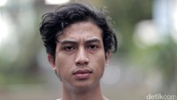 Mahesa pun turut melibatkan musisi lainnya seperti Yacko dan Iwa K.