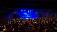 Seperti malam-malam sebelumnya, pertunjukan malam ini cukup memukau. Ruangan teater yang mampu menampung sekitar 1000 orang itu hanya menyisakan sedikit kursi kosong (Masaul/detikTravel)