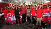 Masinton Pasaribu melepas puluhan kader yang akan berziarah ke makam Bung Karno di Kantor DPN Repdem, Tebet, Jakarta Selatan, Rabu (26/4/2017). 