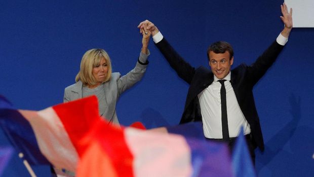 Emmanuel Macron dan istrinya, Brigitte Trogneux