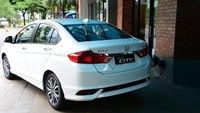 Semakin canggih lagi, kini menyalakan mobil hanya tinggal menekan tombol start/stop sambil menginjak pedal rem untuk mobil yang bertransmisi CVT sedangkan untuk versi manual harus menginjak pedal kopling. Foto: Dok. PT Honda Prospect Motor