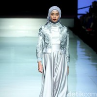 Koleksi terbaru dari Ayu Dyah Andari dengan mengangkat tema La Salvia diJakarta Fashion & FOod Festival 2017. Ballroom Hotel Haris Lt.5, Kelapa Gading. Jakarta. [Foto: Mohammad Abduh/Wolipop]