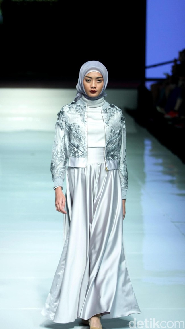 Koleksi terbaru dari Ayu Dyah Andari dengan mengangkat tema La Salvia diJakarta Fashion & FOod Festival 2017. Ballroom Hotel Haris Lt.5, Kelapa Gading. Jakarta. [Foto: Mohammad Abduh/Wolipop]