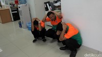 Tak sedikit dari mereka yang tetap berlindung di balik dinding. 