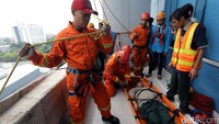 Persiapan regu penyelamat dalam menangani korban harus dengan sangat hati-hati.