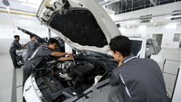 Di bagian lantai 2 terdapat berbagai ruang untuk service mobil BMW. Ada 15 stall termasuk 1 buah stall khusus untuk membongkar BMW i. Stall khusus BMWi tersebut ditempati oleh 1 orang mekanik yang sudah diberi pembekalan khusus untuk BMW i8. Pool/dok. BMW.
