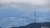Jangan khawatir hilang sinyal kalau bertualang ke Benteng Makes dan Fulan Fehan. Menara BTS Telkomsel menjamin ketersediaan sinyal di sana (Fitraya/detikTravel)