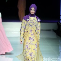 Koleksi Qonita Gholib mengangkat tema Spring Season yang terinspirasi dari bunga musim semi. di Jakarta Fashion & Food Festival 2017. Ballroom Hotel Haris. Kelapa Gading. Jakarta. [Foto: Mohamamd Abduh/Wolipop]