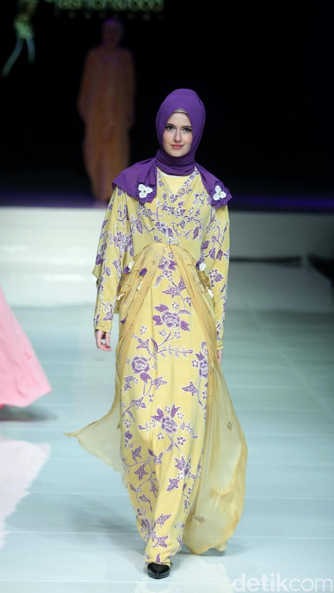 Koleksi Qonita Gholib mengangkat tema Spring Season yang terinspirasi dari bunga musim semi. di Jakarta Fashion & Food Festival 2017. Ballroom Hotel Haris. Kelapa Gading. Jakarta. [Foto: Mohamamd Abduh/Wolipop]