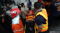 Pegawai BNPB (Badan Nasional Penanggulangan Bencana) melakukan simulasi penanganan bencana gempa bumi dan kebakaran gedung di Graha BNPB, Jakarta, Rabu (26/4/2017). 