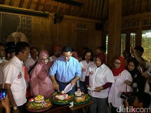 Pesan Istimewa dari Relawan Lewat Tumpeng untuk Anies