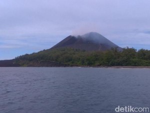 Mendaki Gunung di Tengah Laut